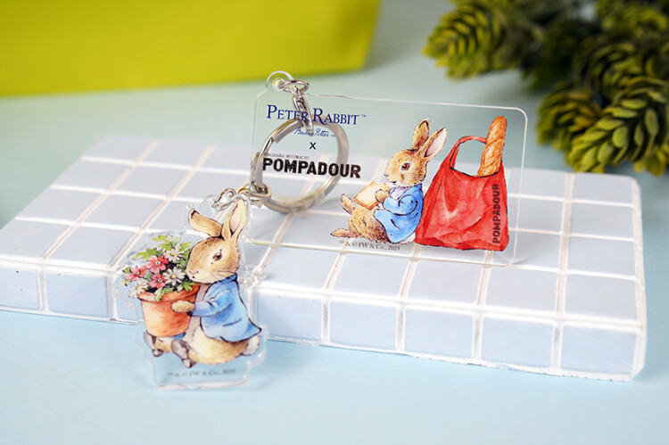 ピーターラビット™ × ポンパドウル　アクリルキーホルダー販売中！